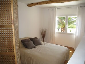 3 bedrooms, desk, iron/ironing board, travel crib