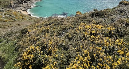Pretty Cottage with Large Garden Near Sandy Beaches, Cornwall, England.