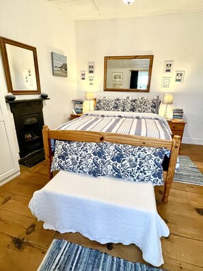 3 bedrooms, iron/ironing board, free WiFi, bed sheets - Pretty Cottage with Large Garden Near Sandy Beaches, Cornwall, England.  (Gwinear)