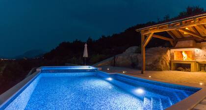 Villa in der Nähe von Omiš, Split, beheiztes Massage- und Babybecken, altes Steinhaus, Grill, friedlich