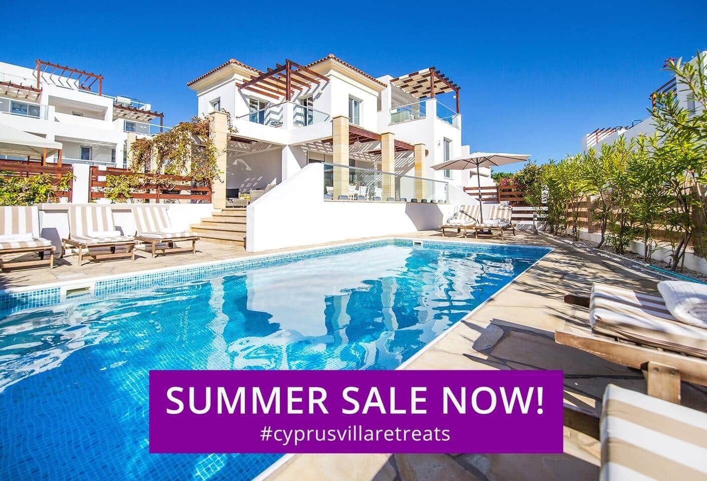 Piscine extérieure, piscine chauffée, chaises longues