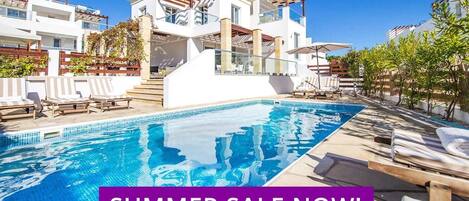 Piscine extérieure, piscine chauffée, chaises longues