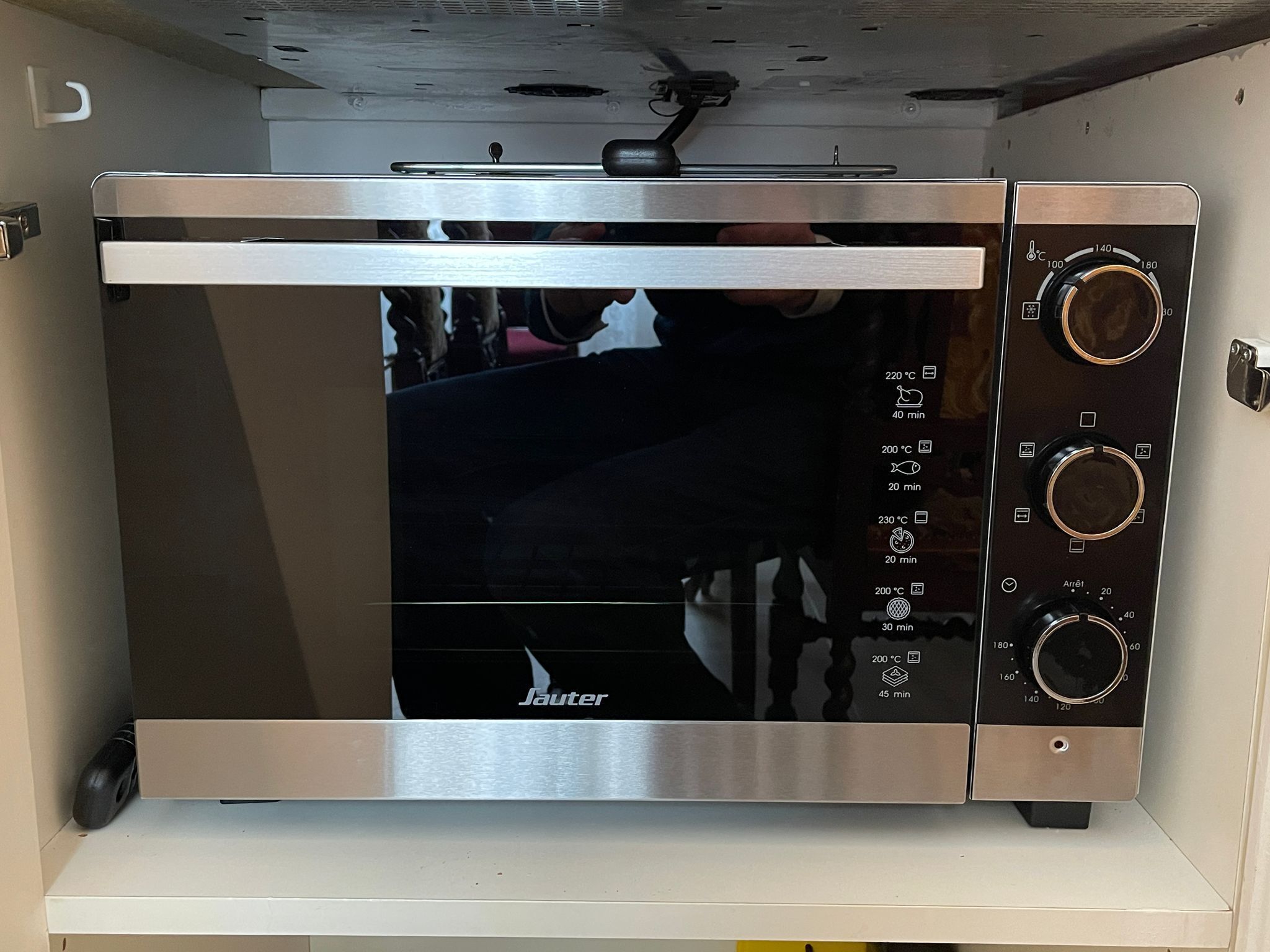 Forno in acciaio inossidabile con impostazioni della temperatura e un timer.