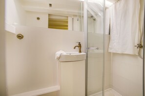 Dusche, Haartrockner, Handtücher, Seife