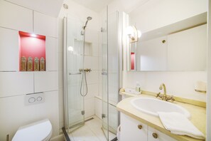 Shower, hair dryer, towels, soap - Gothic memories on the path to Notre Dame Cathedral (Paris)