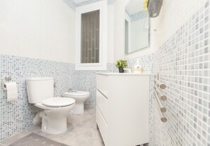 Hair dryer, towels, shampoo, toilet paper - Plaza España Fira apartment in Barcelona (Barcelona)