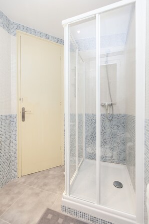 Haartrockner, Handtücher, Shampoo, Toilettenpapier