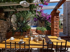 Outdoor dining - Beautiful private villa for 6 guests with A/C, private pool, WIFI, TV and terrace (Solin)