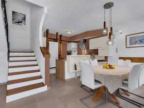 Dining - Wonderful private villa for 6 people with WIFI, private pool, A/C, TV and terrace (Solin)