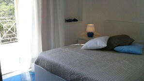 2 habitaciones, tabla de planchar con plancha y ropa de cama