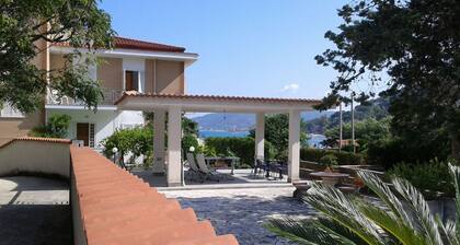 Villa Leucotea, house with garden in the village of Pozzillo 20 meters from the blue sea