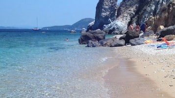 Una spiaggia nelle vicinanze, lettini da mare