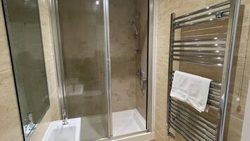 Combined shower/bathtub, hair dryer, towels