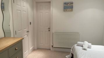 2 makuuhuonetta, silitysrauta/-lauta, ilmainen Wi-Fi, vuodevaatteet