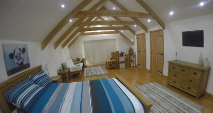 Character Barn, National Park Private courtyard, peaceful, log burner sleeps 4