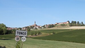 A rural landscape with a sign reading "TONCO" and a speed limit sign of 50. - Holiday Monferrato - LE GINESTRE - WI-FI AND PARKING FREE (Tonco)