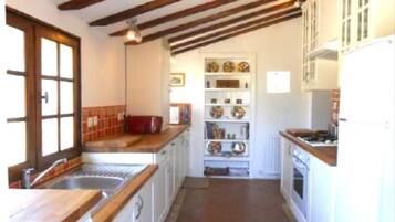 Microwave, dishwasher, cookware/dishes/utensils