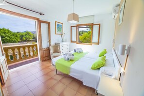 5 bedrooms, iron/ironing board, free WiFi, bed sheets