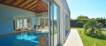 Beautiful private villa for 10 people with hot tub, private pool, A/C, WIFI, TV and terrace