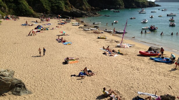 A beach with numerous boats and people. - Waterside cottage in a  magical setting on the Salcombe Estuary (sleeps 6) (Kingsbridge)