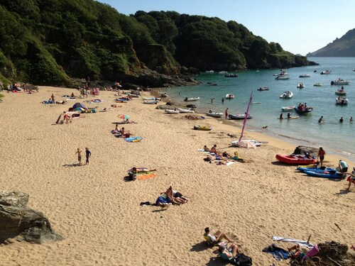 Waterside cottage in a  magical setting on the Salcombe Estuary (sleeps 6)