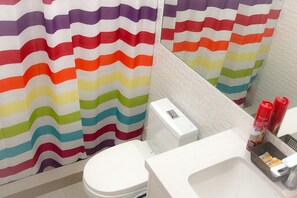 Exclusive Apartment, 1 Bedroom, Non Smoking, City View | Bathroom | Deep soaking tub, rainfall showerhead, free toiletries, hair dryer - Exclusive, One Step Away from San Isidro (1302) (Lima)