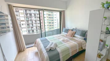 Departamento exclusivo, 1 habitación, para no fumadores, vista a la ciudad | Escritorio, cortinas blackout y tabla de planchar con plancha