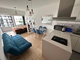 Escritorio, cortinas blackout y tabla de planchar con plancha 