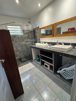 Douche, sĂšche-cheveux, serviettes fournies, papier toilette