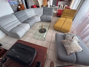 TV connectée, lecteur de DVD, livres, vidéothÚque