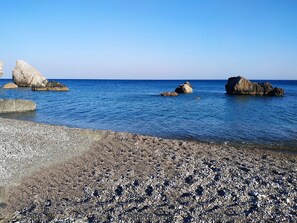 Nära stranden och solstolar