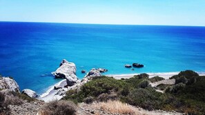 Playa en los alrededores y camastros 