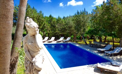 Lovely finca near Ibiza town and Playa d'en Bossa, 5 Bedrooms, pool, BBQ