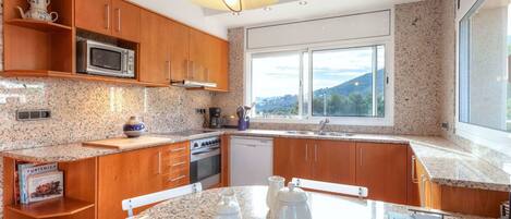 Mikrowelle, Ofen, Geschirrspüler, Gefrierschrank