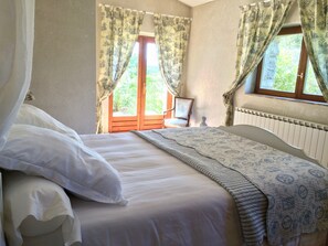 4 bedrooms, desk, iron/ironing board, travel cot