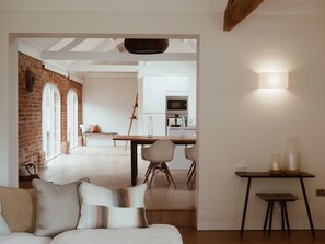 テレビ、暖炉、DVD プレーヤー、卓球台