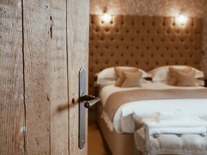 4 bedrooms, iron/ironing board, WiFi, bed sheets -  LUXURY BARNS WITH INDOOR SWIMMING POOL , (Ledbury Ledbury)