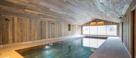 Een binnenzwembad, een verwarmd zwembad