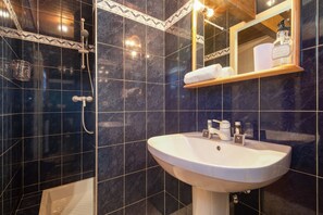 Ducha, secador de pelo y toallas