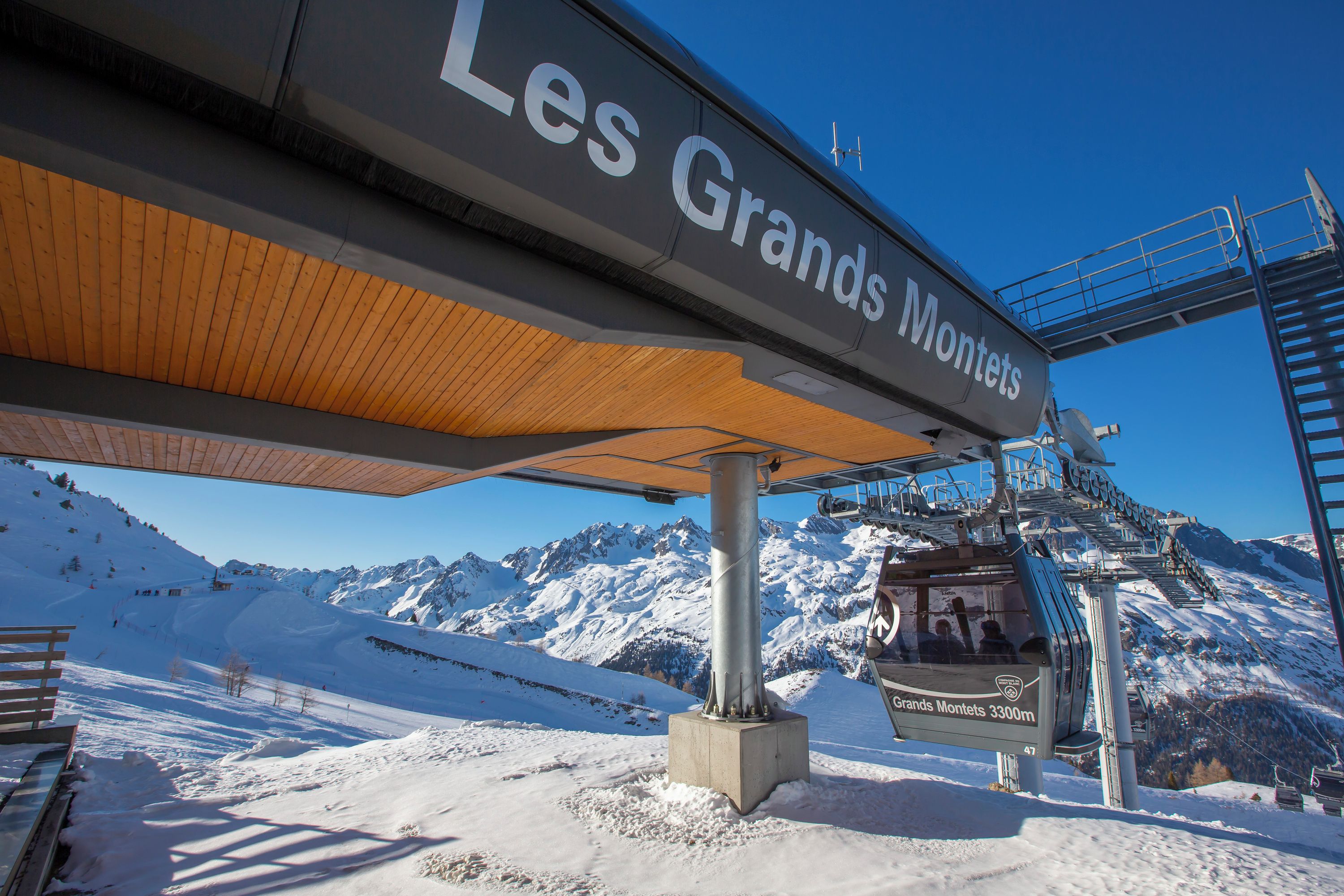 Estación de telesilla con un cartel que dice "Les Grands Montets".