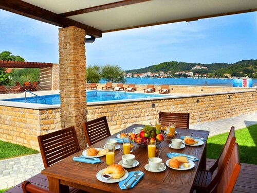 Cosy apartment in villa for 6 people with pool, WIFI, A/C, TV and terrace