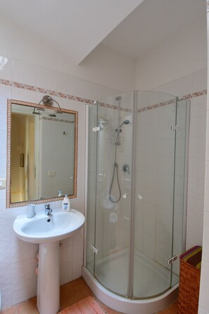 Dutxa, assecador de cabells i tovalloles 