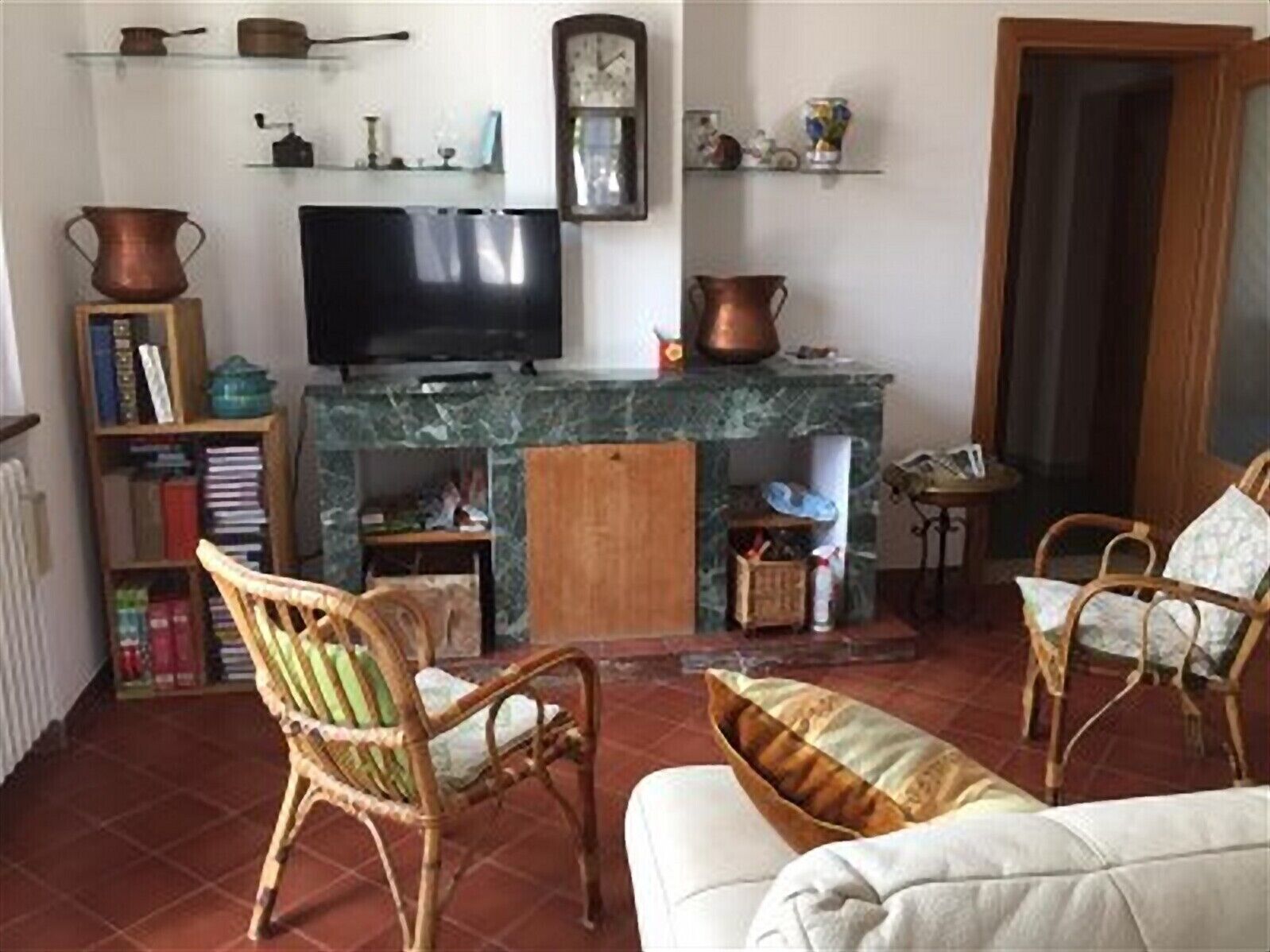 Smart TV, chimenea, libros y estéreo 