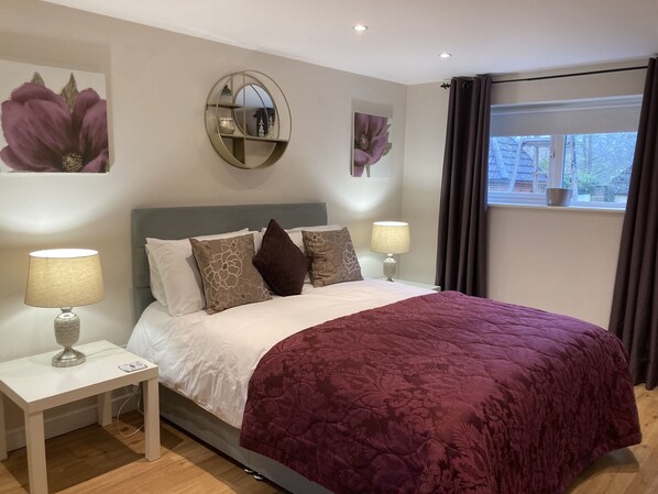 3 bedrooms, desk, iron/ironing board, travel crib