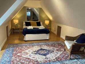 3 soverom, skrivebord, strykejern/-brett og reiseseng for barn