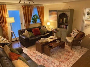 Smart TV, DVD player, books, video library - Stables Retreat - Direct Access to The Forest (Burley)
