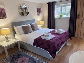 3 Schlafzimmer, Schreibtisch, Bügeleisen/Bügelbrett, Reisekinderbett