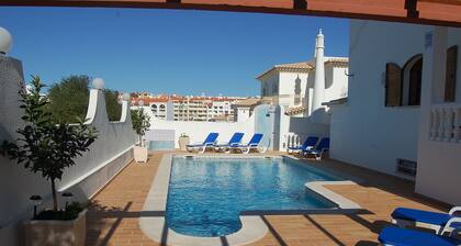Grande villa dans un espace de détente, avec une piscine privée chauffée et une superbe vue sur la mer.