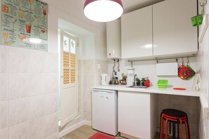 Réfrigérateur, micro-ondes, plaque de cuisson, cafetière/bouilloire