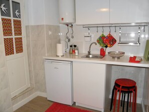 Kühlschrank, Mikrowelle, Herdplatte, Wasserkocher mit Kaffee-/Teezubehör